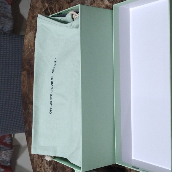 SOLD 💯 Auth Off White Flip Flops - Picture 2 of 6